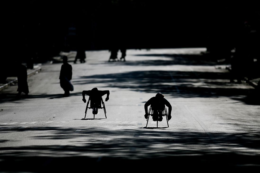Hand-cyclists in Brooklyn during the 2007 marathon. (<a href="http://www.gettyimages.com/license/77675898">Nick Laham</a>/Getty Images)